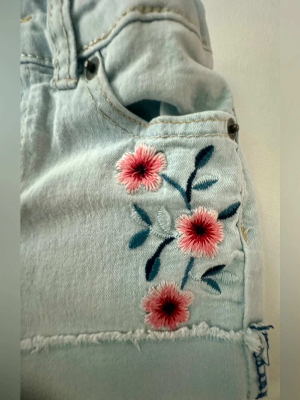Lucky Brand girl’s riley Short light wash denim Embroidered floral. Size 4